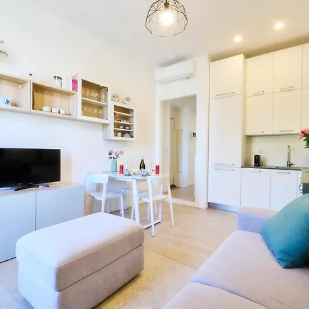 Beautiful In Tricolore Apartment Milan